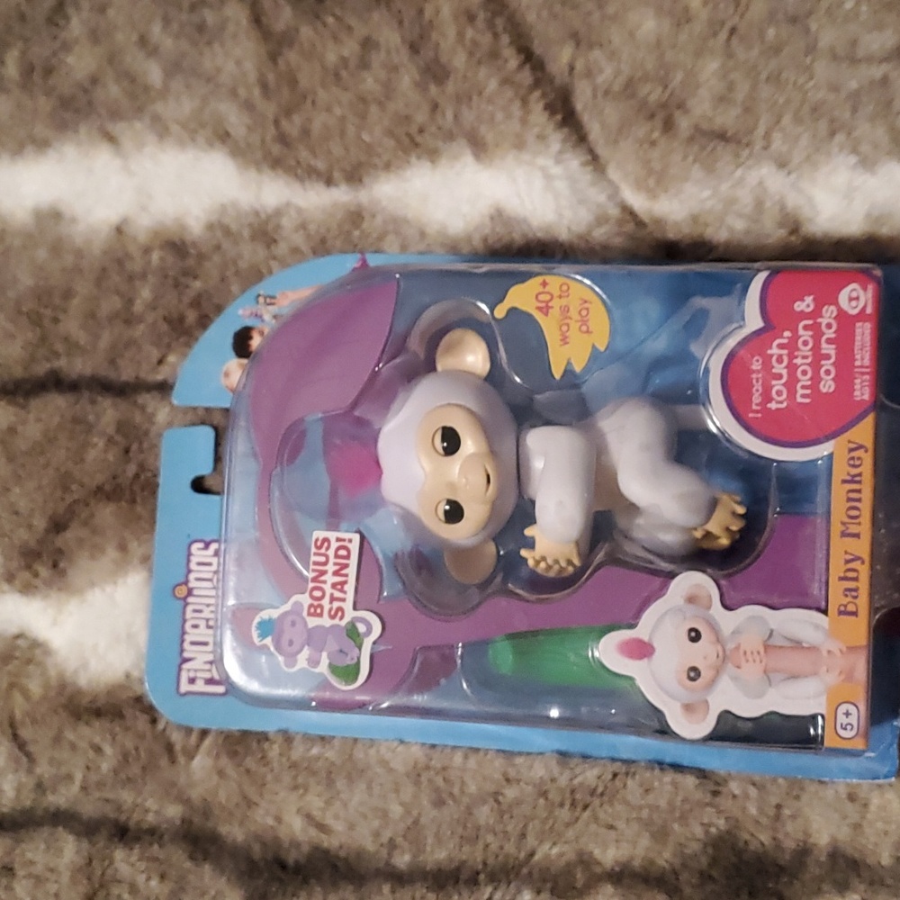 Fingerlings Monkey "Sophie" white with pink hair new in box with bonus stand